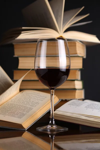 แก้วไวน์และหนังสือ — ภาพถ่ายสต็อก
