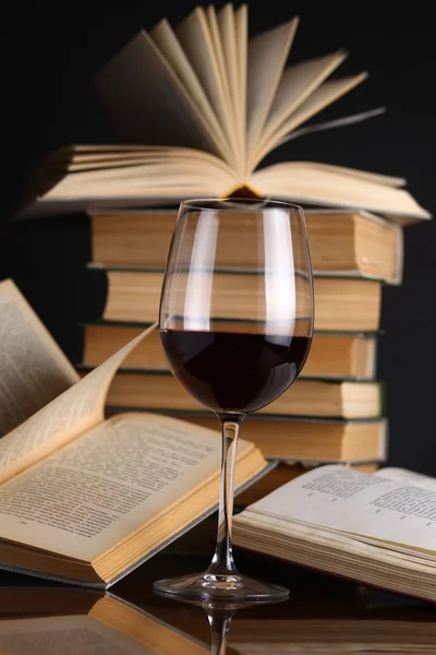 Copo de vinho e livros — Fotografia de Stock