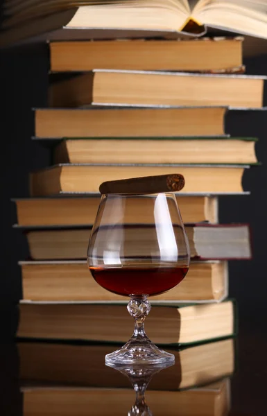 Verre de brandy et livres — Photo