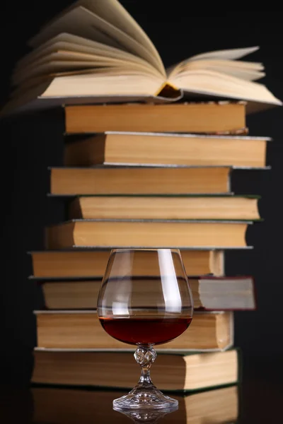 Glas konjak och böcker — Stockfoto