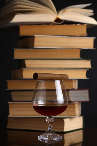 Glas konjak och böcker — Stockfoto