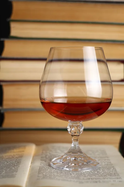 Verre de brandy sur les livres — Photo