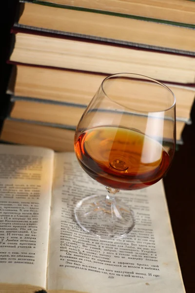 Glas brandy på bøger - Stock-foto
