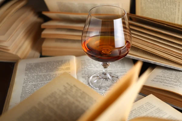 Verre de brandy sur les livres — Photo
