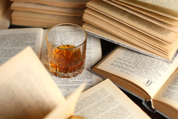Verre de whisky sur les livres — Photo