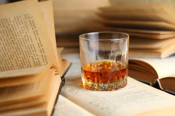 Bardak viski kitapları — Stok fotoğraf