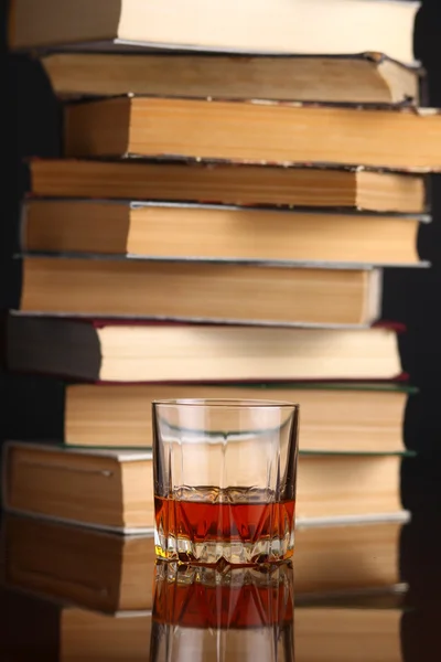 Glas whisky og bøger - Stock-foto