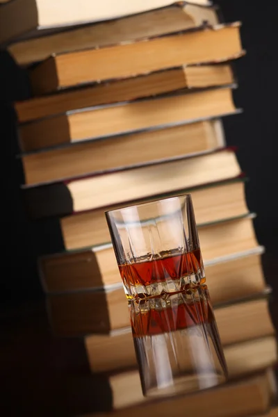 Verre de whisky et livres — Photo