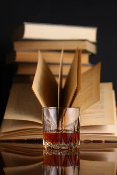 Glas whiskey och böcker — Stockfoto