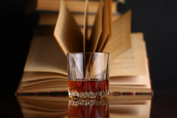Glas whiskey och böcker — Stockfoto