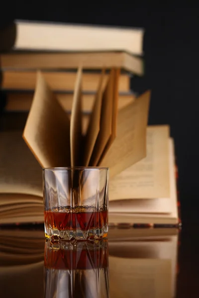 Glas Whisky und Bücher — Stockfoto