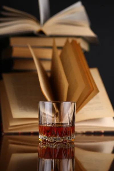 Glas whiskey och böcker — Stockfoto