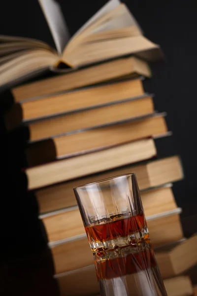 ウイスキーや書籍のガラス — ストック写真
