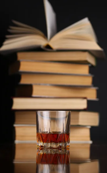 Glas Whisky und Bücher — Stockfoto