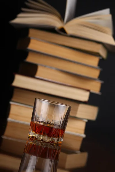 ウイスキーや書籍のガラス — ストック写真