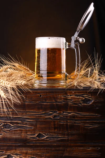 Горщик пива на грудях — стокове фото