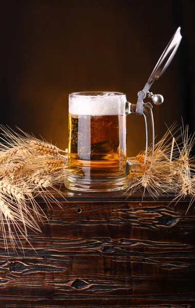 Кружка пива на сундуке — стоковое фото