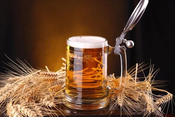 göğüs bir bira bardağı