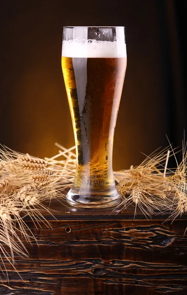 Sklenici piva na hrudníku — Stock fotografie