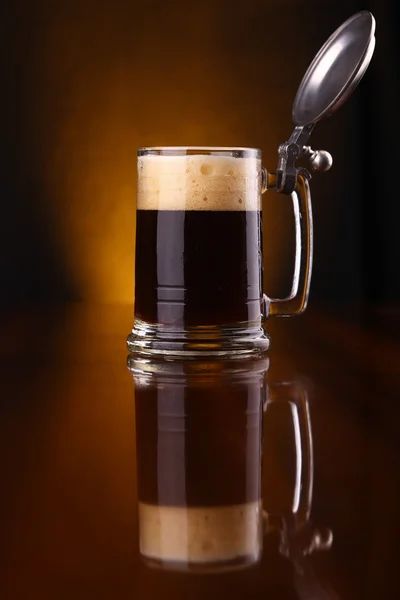 Becher dunkles Bier — Stockfoto