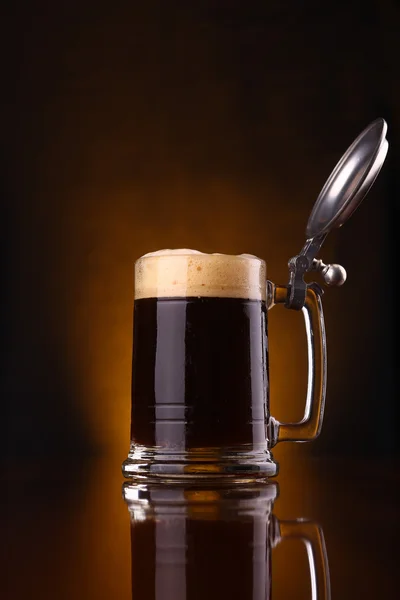 Mugg av mörkt öl — Stockfoto
