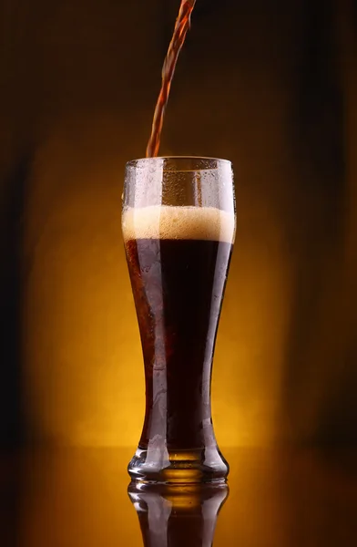Dark beer pouring — Stock Photo, Image
