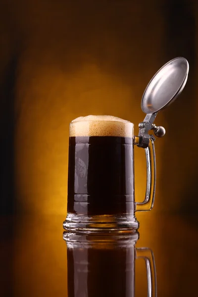 Cerveja derramando em caneca — Fotografia de Stock