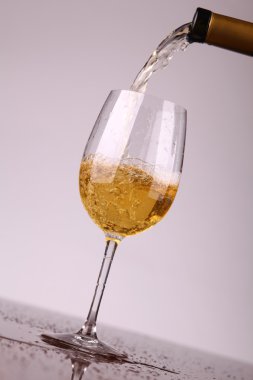 beyaz şarap dökme