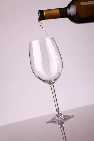 Öntés fehér bor — Stock Fotó
