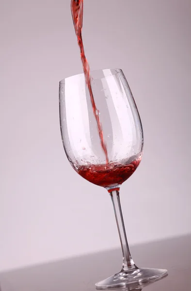 Vinho tinto derramando — Fotografia de Stock