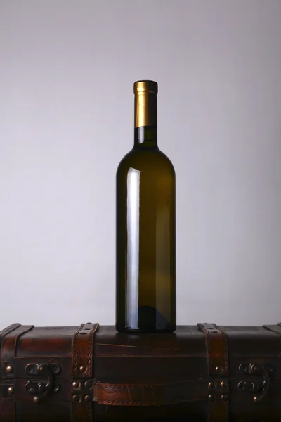 Botella de vino blanco — Foto de Stock