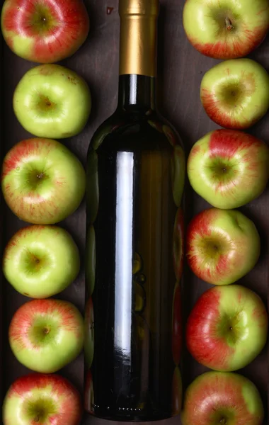 Beyaz şarap ve elma — Stok fotoğraf