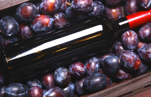 Red wine and plums — Stock Photo, Image