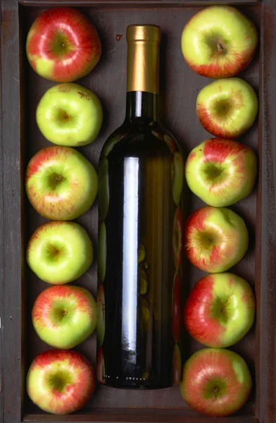 Beyaz şarap ve elma — Stok fotoğraf