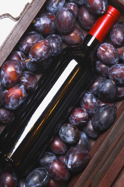 Red wine and plums — Stock Photo, Image