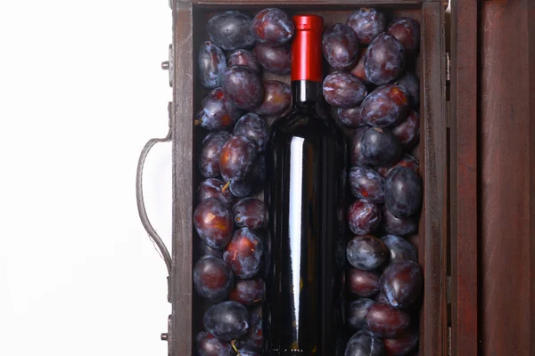 Červené víno a švestky — Stock fotografie