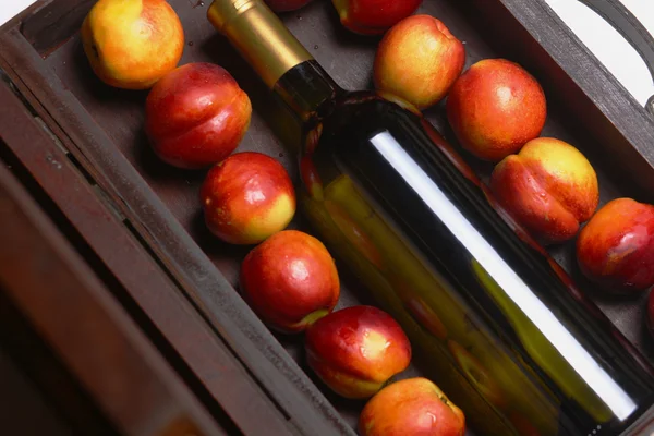 White wine and peaches — Stock Photo, Image