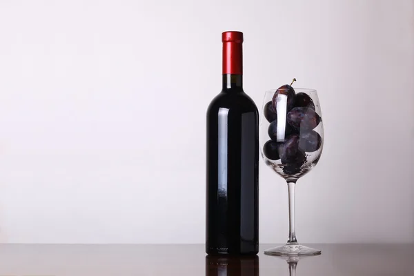 Rött vin och plommon — Stockfoto