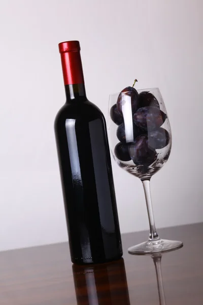 Red wine and plums — Stock Photo, Image