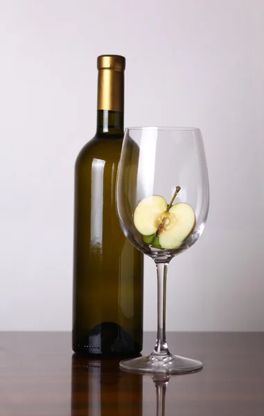 White wine and apple — Stock Photo, Image