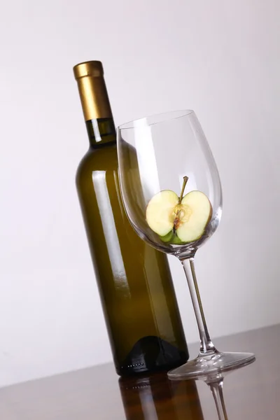 White wine and apple — Stock Photo, Image