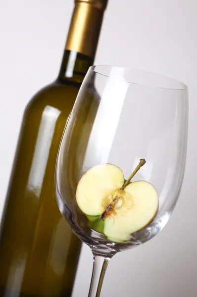 Białe wino i jabłko — Zdjęcie stockowe