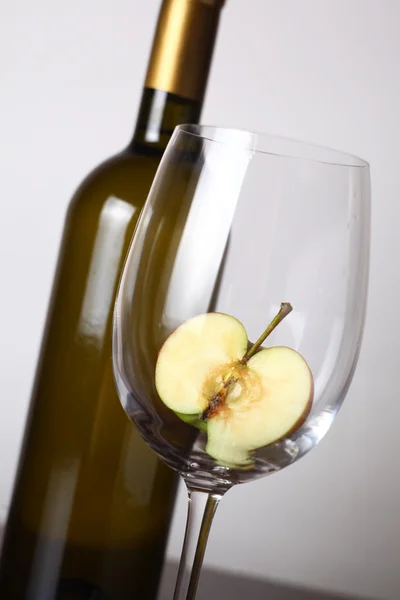 White wine and apple — Stock Photo, Image