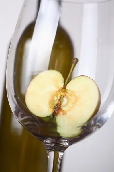 White wine and apple — Stock Photo, Image