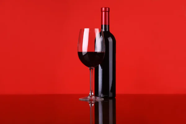 Bir kadeh kırmızı şarap.