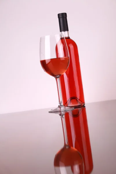 Sklenice růžového vína — Stock fotografie