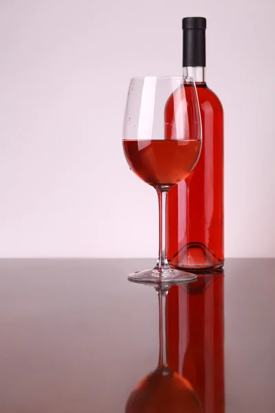 Szklanka wina różanego — Zdjęcie stockowe