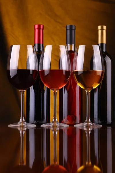 Verres et bouteilles de vin — Photo