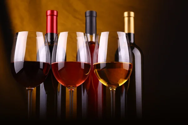 Bicchieri e bottiglie di vino — Foto Stock