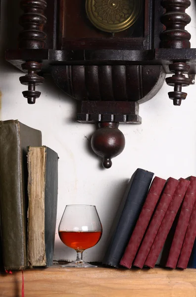 Brandy en boeken — Stockfoto